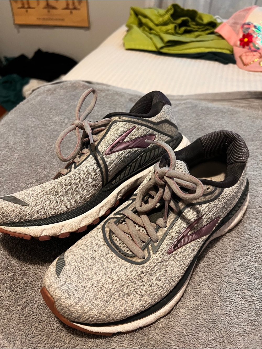 Women’s brooks size 7
